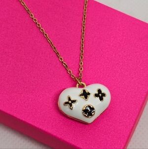 POPULAR PRINT ENAMEL / GOLD HEART NECKLACE NEW